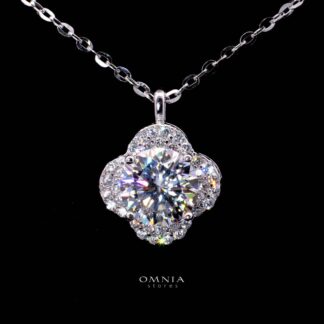 Omnia Bianca Clover Pendant Necklace in 92.5 Silver with High-Quality Moissanite Stones