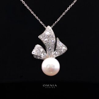 Oriana Fresh Water Pearl Neckalce in 925 Silver with High-Quality Simulated Diamonds