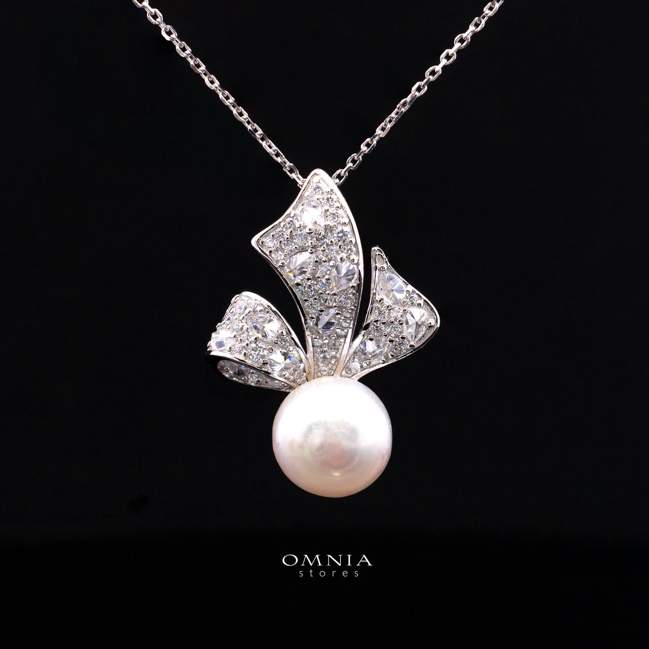 Oriana Fresh Water Pearl Neckalce in 925 Silver with High-Quality Simulated Diamonds